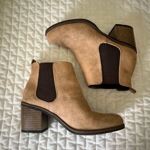 Suede ankle boots tan size 7 white mountain